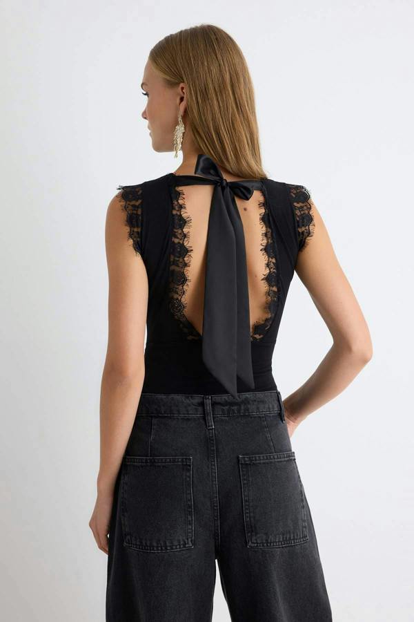 Crew Neck Sleeveless Fitted Body