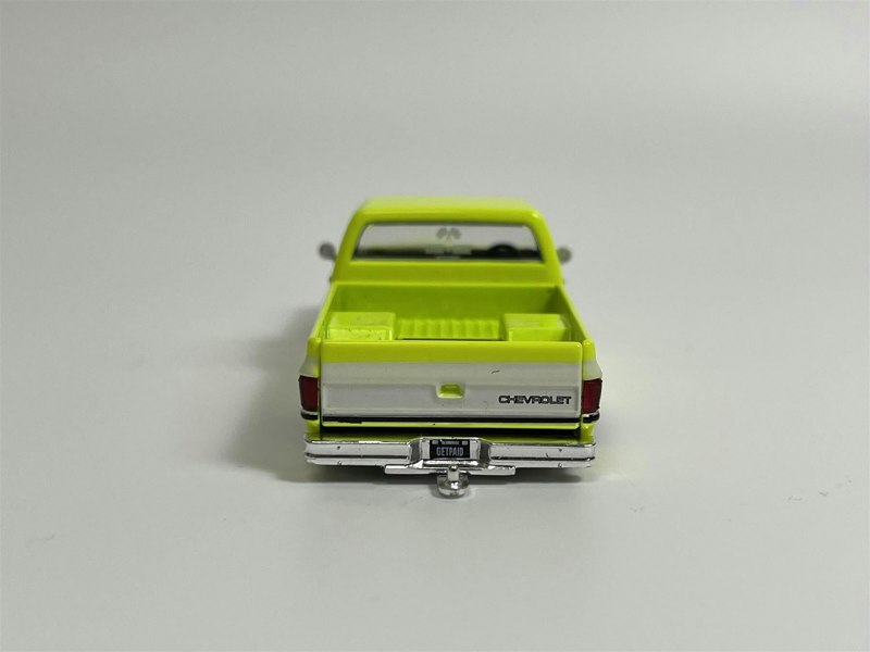 Mini GT Chevrolet Silverado Kaido Flo Yellow V1 1:64 Scale KHMG112