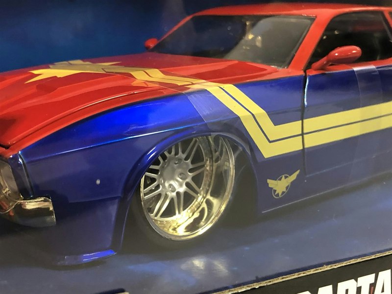 captain marvel 1973 ford mustang with figure 1:24 scale jada 31193