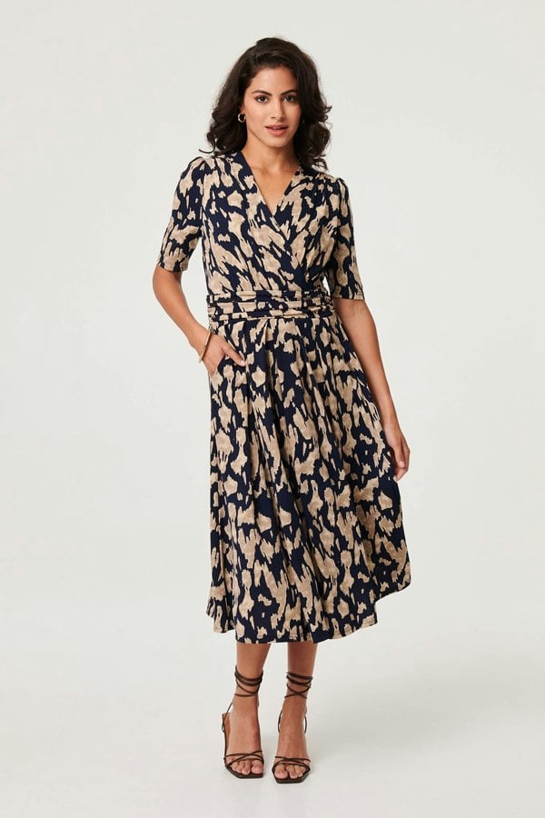 Navy | Printed Ruched 1/2 Sleeve Midi Dress : Model is 5'8"/172 cm and wears UK8/EU36/US4/AUS8
