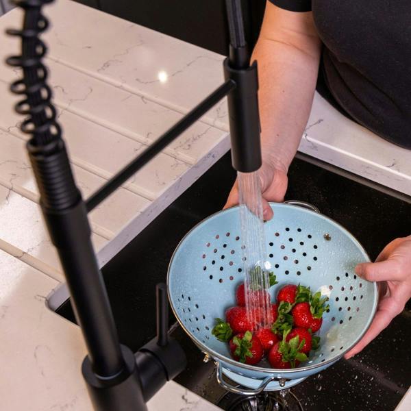 Flode Fjädra | Pull Out Kitchen Sink Mixer Tap | Spring Style Mixer Tap | Matt Black | Square Head