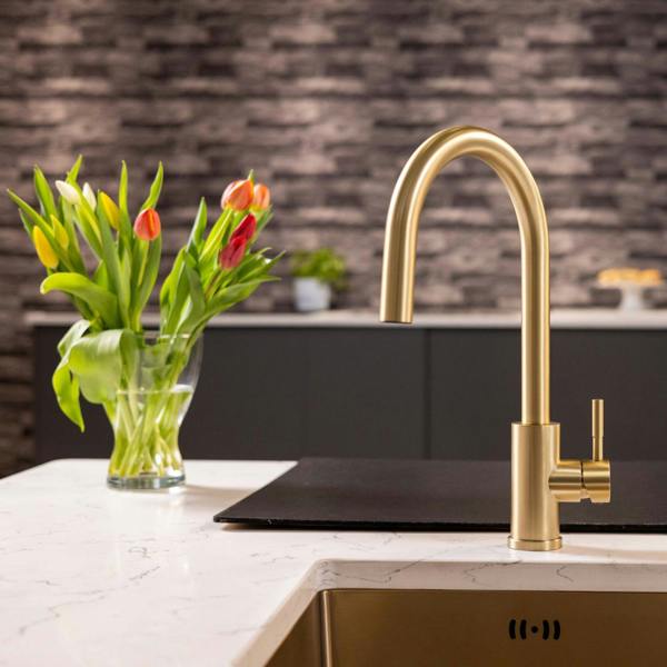 Flode Dölja | Kitchen Mixer Tap | Concealed Pull Out Hose and Spray Head | Brushed Brass