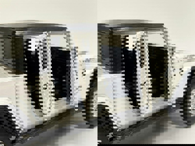 Tayumo Jeep Grand Cherokee White LHD Light and Sound 1:32 Scale Tayumo 32170011