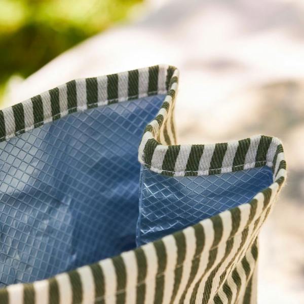 Close-up of the insulated blue diamond-patterned cooler lining inside the lunch bag.