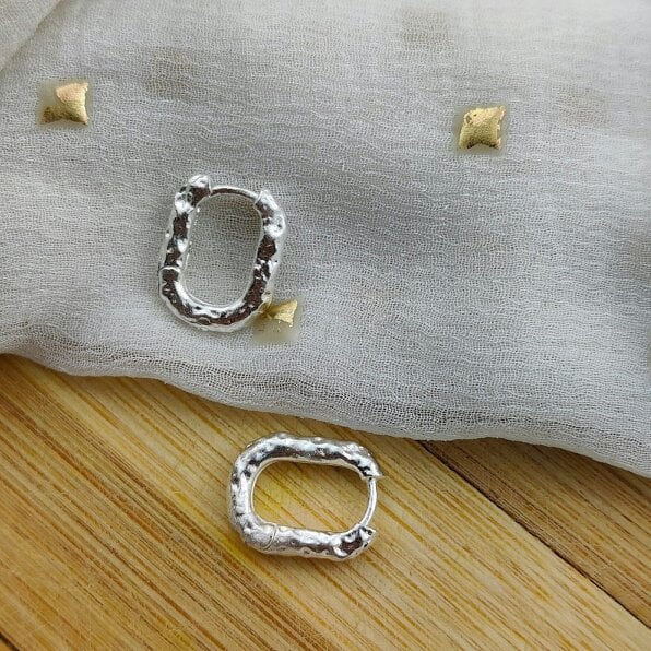 The Colourful Aura Sterling Silver U Shape Rectangle Square hammered Foil Hoop Huggies Earrings - Silver - Silver