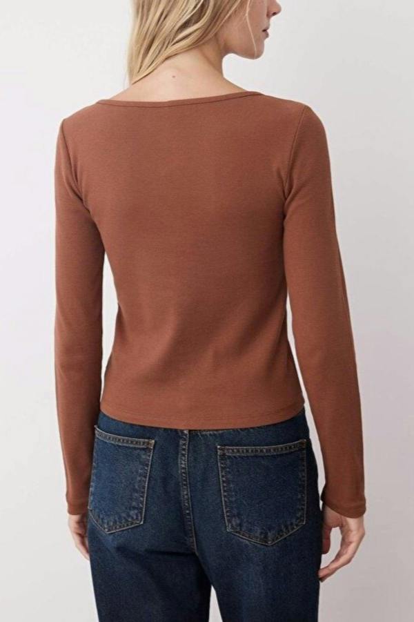 WOVCOR Crew Neck Knit Blouse with Button Detail