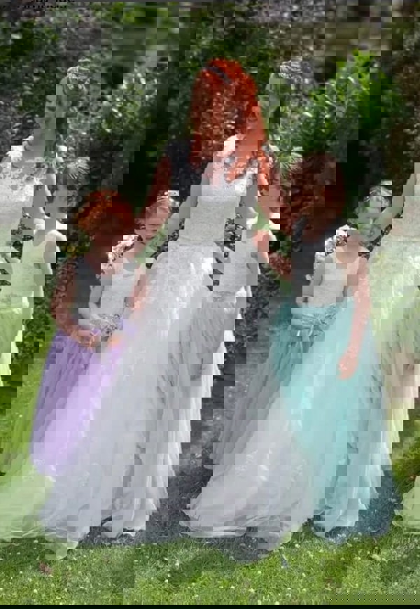 Beautiful photograph of bride and flower girls 