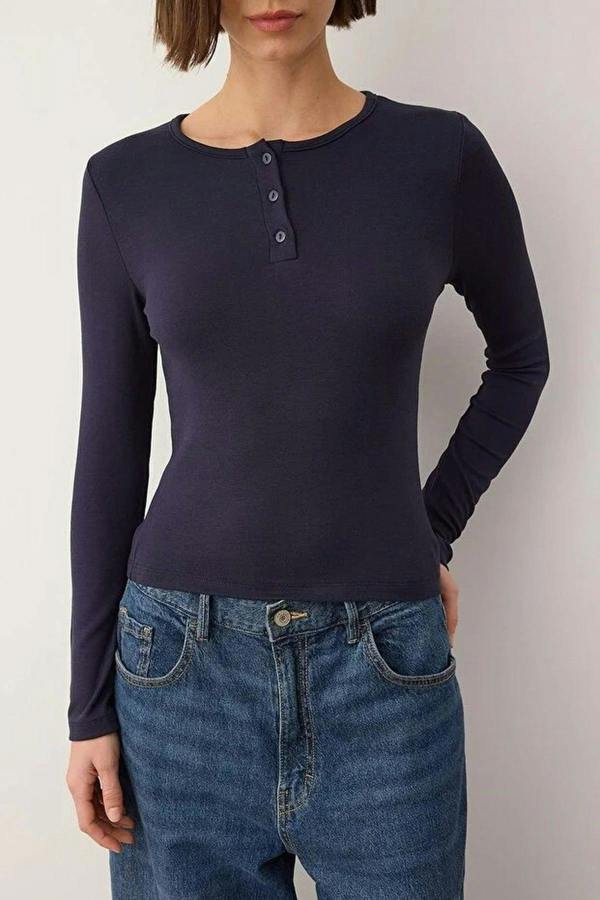 WOVCOR Crew Neck Buttoned Knitted Blouse