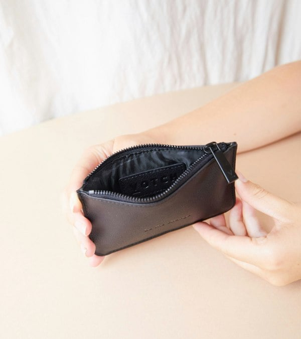 Votch AppleSkin All Black Card Holder | Classic Essentials