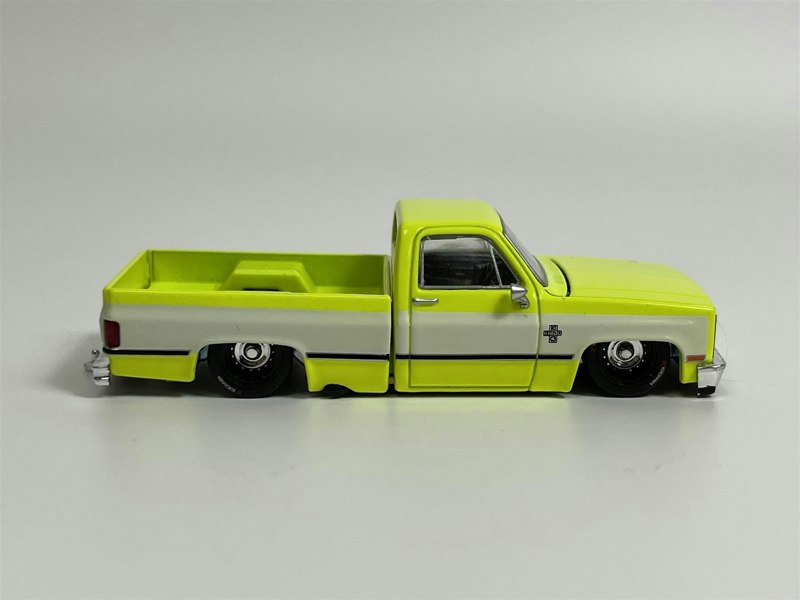 Mini GT Chevrolet Silverado Kaido Flo Yellow V1 1:64 Scale KHMG112