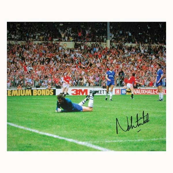 Norman Whiteside signed photo — Unframed