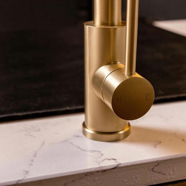 Flode Fjädra | Pull Out Kitchen Sink Mixer Tap | Spring Style Mixer Tap | Brushed Brass | Square Head