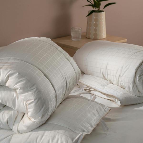 Soak&Sleep Soft as Down with Silk Duvet - Signature Ties