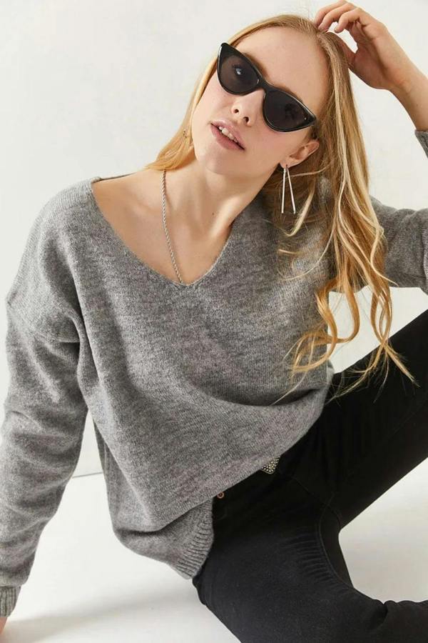 Hoxton Gal V-Neck Soft-Texture Knit Sweater