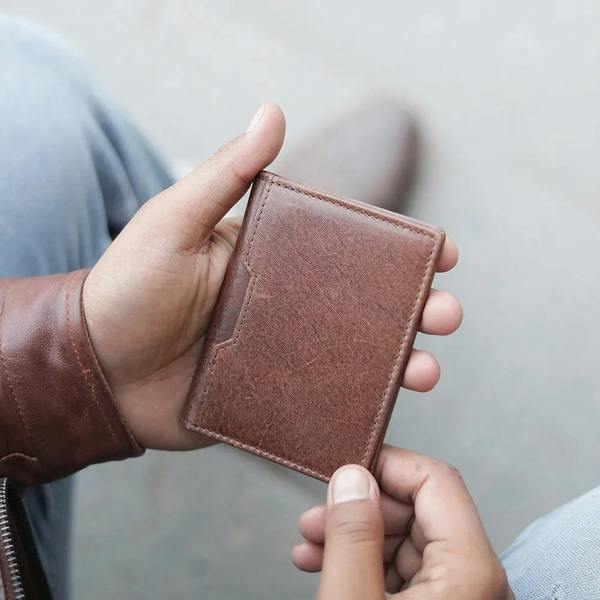 Leather Credit Cardholder – Diego Alperto Brown 01