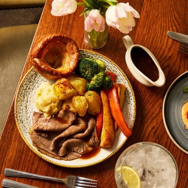 Virgin Experience Days Sunday Roast and Wine for Two at a Traditional Pub