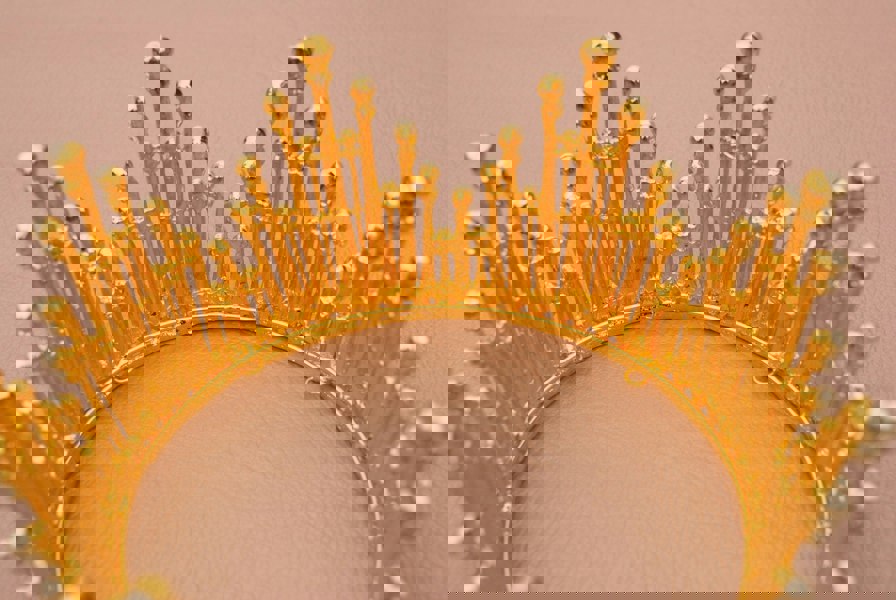 gold crown full circle