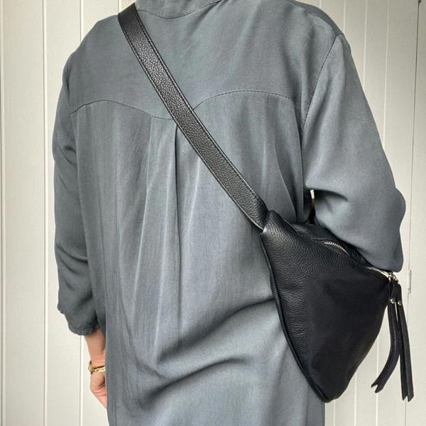 back view of black cross body bag