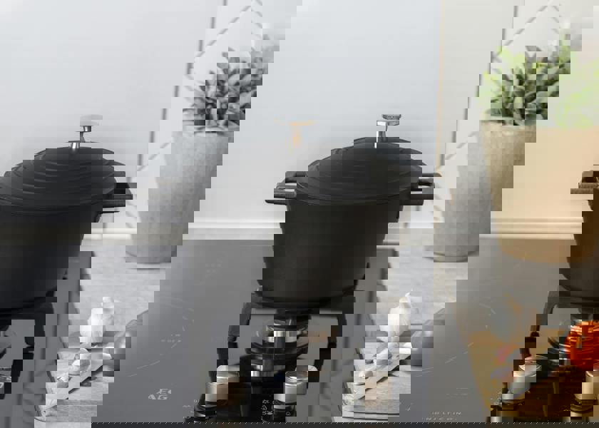 MasterClass 2.5L Cast Aluminium Casserole Dish with Lid, Black, 20cm