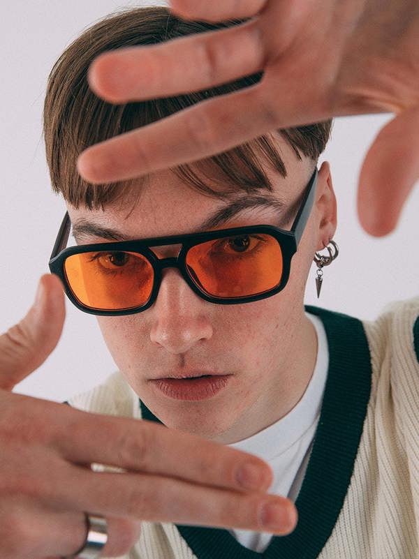 70's Navigator Sunglasses In Black With Orange Lenses - svnx