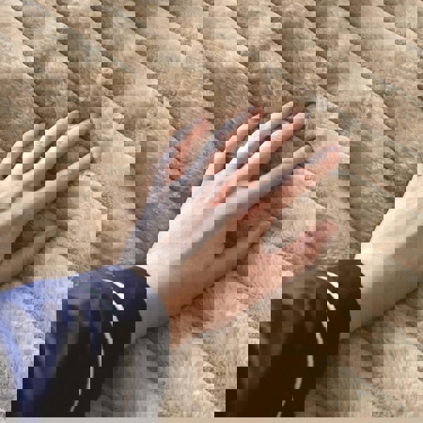 Igenix Luxury Heated Faux Fur Throw 160 x 130 cm - Latte