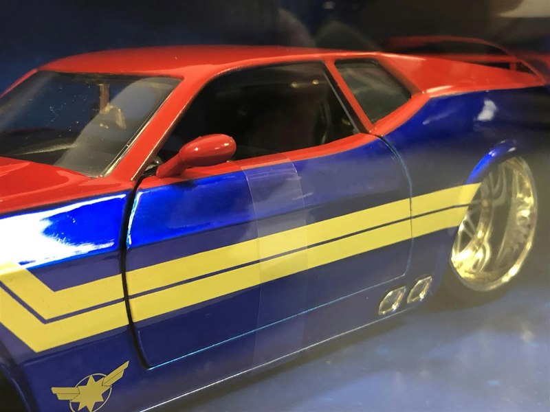 captain marvel 1973 ford mustang with figure 1:24 scale jada 31193