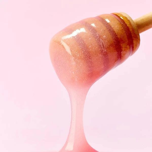 Honey-glaze, non-sticky texture of Arencia Collagen Lip Mask – High-shine Korean lip balm for a smooth "Glass Lip" finish at Atelier De Glow UK.