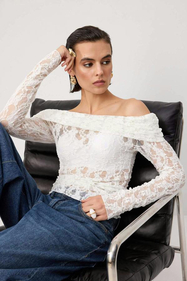 WOVCOR Fitted Carmen Neck Long Sleeve Lace Knit Blouse