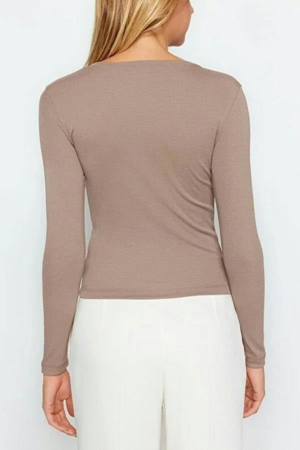 WOVCOR V-Neck Fitted Knit Blouse