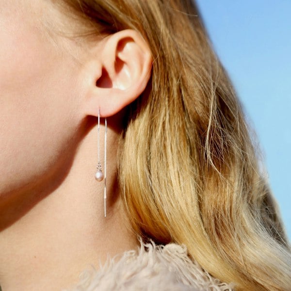 Sterling silver threader earring featuring a single, lustrous pearl.