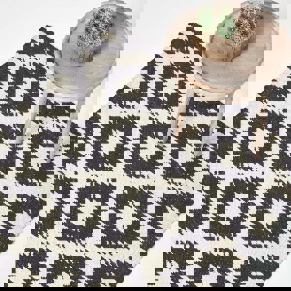 HOMESCAPES Zurich Handwoven Black and White Cotton Geometric Kilim Rug