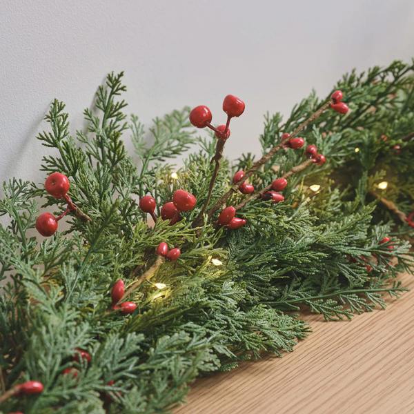 Pre-Lit Red Berry Christmas Garland - packaging view