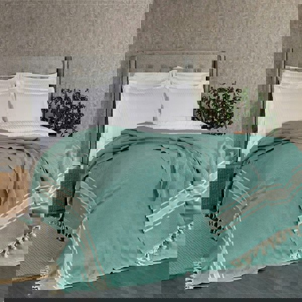 Linear bed reverse green blanket