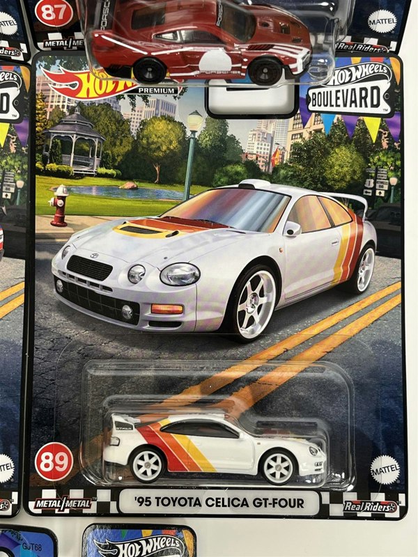 Hot Wheels Boulevard 5 Car Set Hot Wheels 1:64 Scale Real Riders GJT68 979T