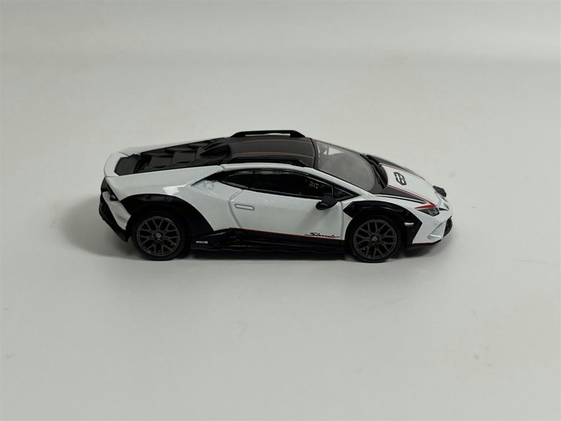 Mini GT Lamborghini Huracan Sterrato Bianco Asopo RHD 1:64 Scale MGT00763R