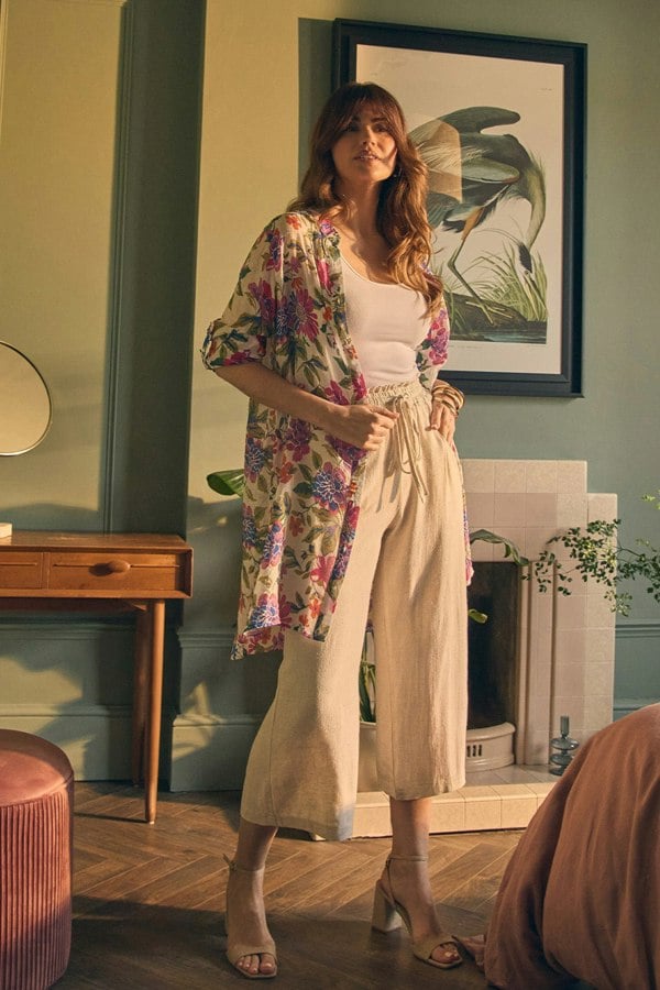 Beige | Elasticated Waist Crop Wide Leg Trousers : Model is 5'9"/175 cm and wears UK10/EU38/US6/AUS10