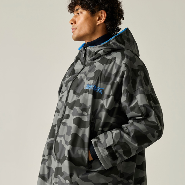 Regatta Unisex Adult Camo Waterproof Changing Robe - Grey/Sonic Blue