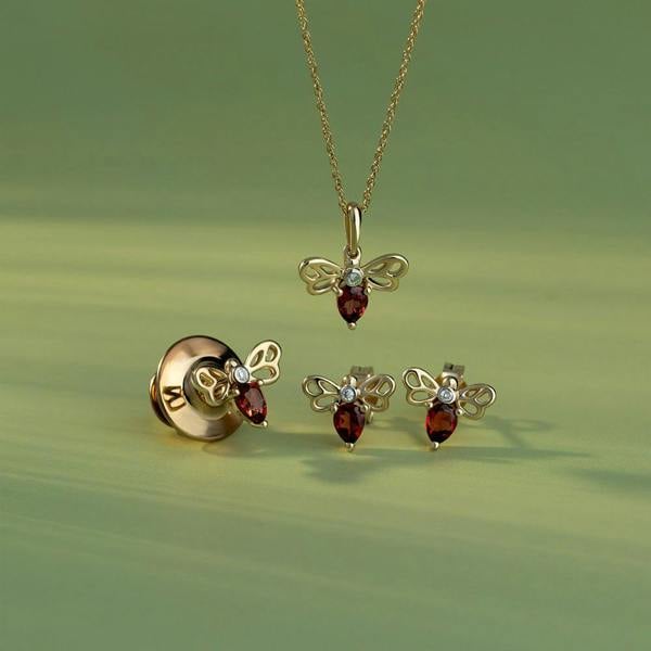 Gemondo Honeycomb Art Nouveau Pear Shape Garnet and Diamond Bee Pin in 9ct Yellow Gold