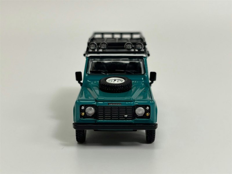 Mini GT Land Rover Defender 110 1985 County Station Wagon Green LHD 1:64 Mini GT MGT00590L