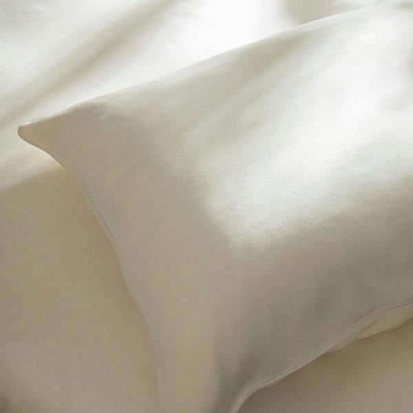 Ivory Mulberry Silk Duvet Cover close-up detail 3 | Soak and Sleep