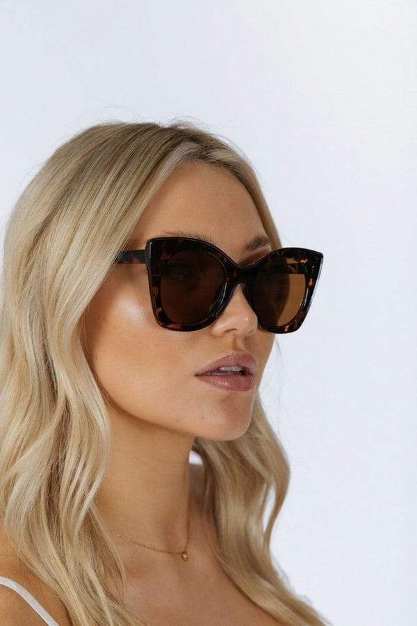 SVNX Oversized Round Cat-Eye Sunglasses in Tortoiseshell