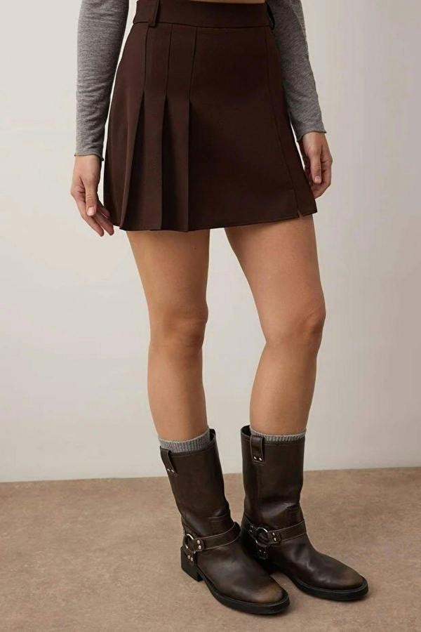 WOVCOR Slit Mini Woven Skirt with Pleat Detail
