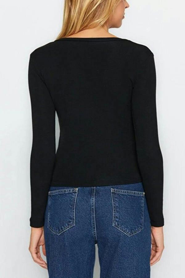 WOVCOR V-Neck Fitted Knit Blouse