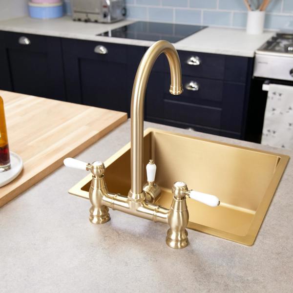 Flode klas | Traditional Bridge Style 3 in 1 Instant Boiling Tap | White Ceramic Levers | Brushed Brass Finish