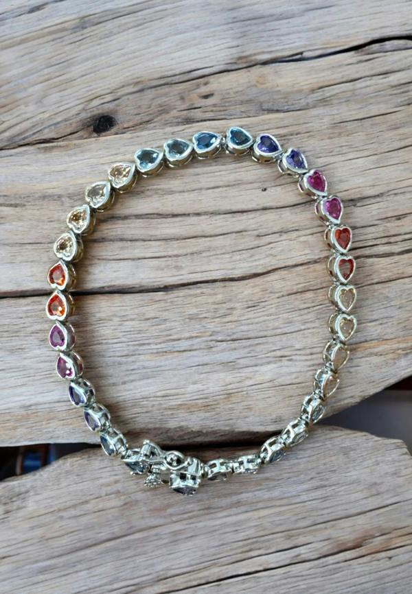 Still life of the bracelet.