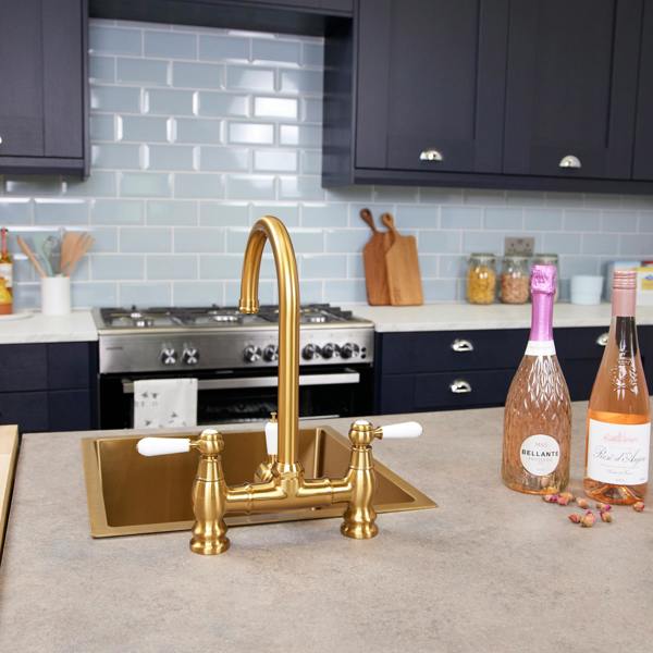 Flode klas | Traditional Bridge Style 3 in 1 Instant Boiling Tap | White Ceramic Levers | Brushed Gold Finish