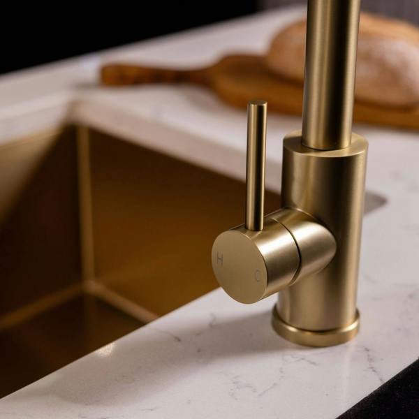 Flode Fjädra | Pull Out Kitchen Sink Mixer Tap | Spring Style Mixer Tap | Brushed Brass | Square Head