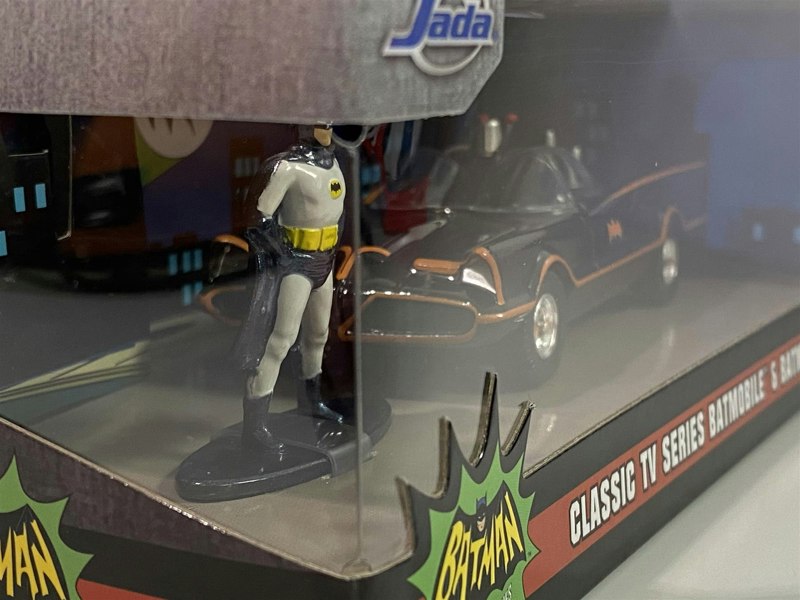 batman 1966 batmobile with figure 1:32 scale jada 31703