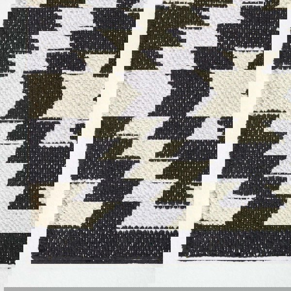 HOMESCAPES Zurich Handwoven Black and White Cotton Geometric Kilim Rug
