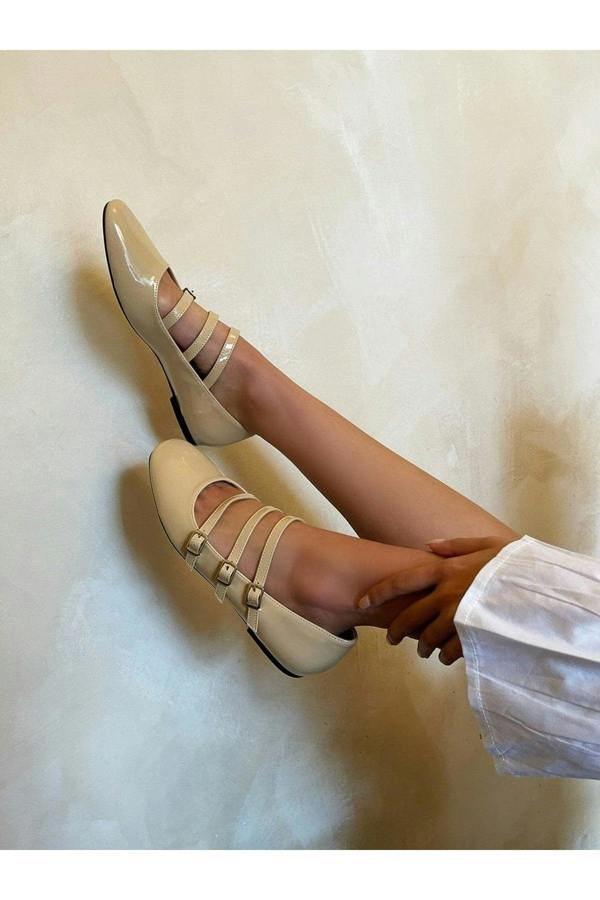 Gwen Strappy Buckle Detail Flat Shoes - Beige